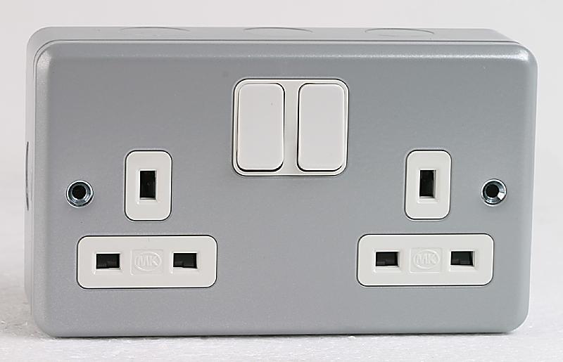 MK Tomada Dupla Superfície Metálica com Interruptor
